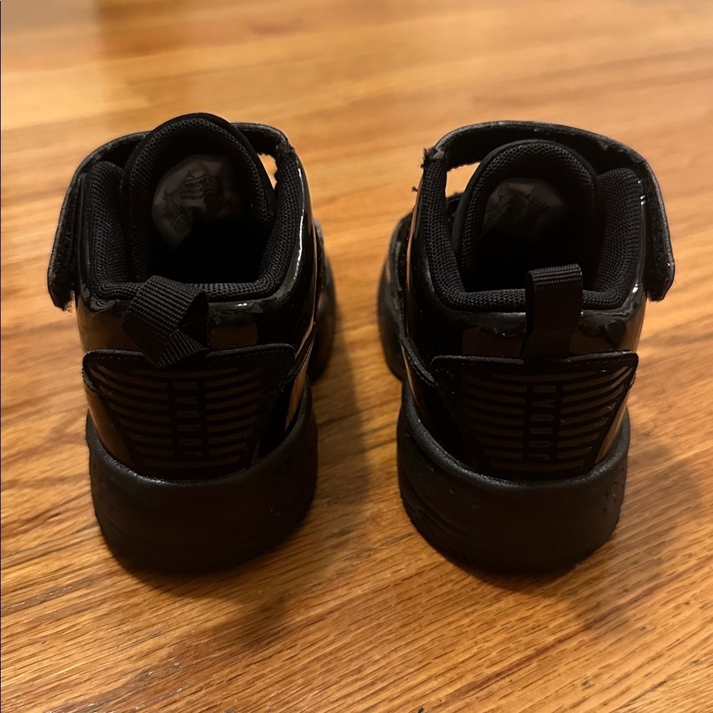 Jordan Black Kids Sneakers - Picture 3 of 6